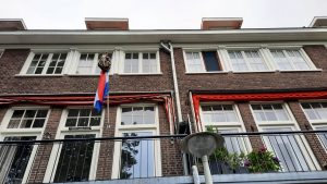 Schilderwerk met vlag 2 - Marc Linszen schilders-vakwerk regio Amsterdam